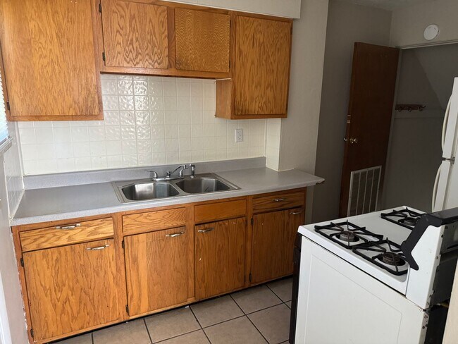 Building Photo - 4052-4054-4054 Halsey Pl