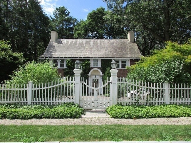 Building Photo - 115 Aspen Ave