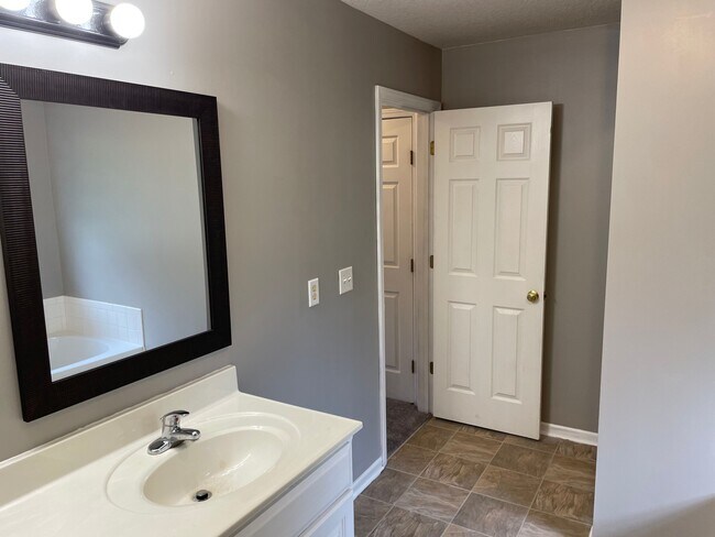 Building Photo - 5100 Hardy Ct