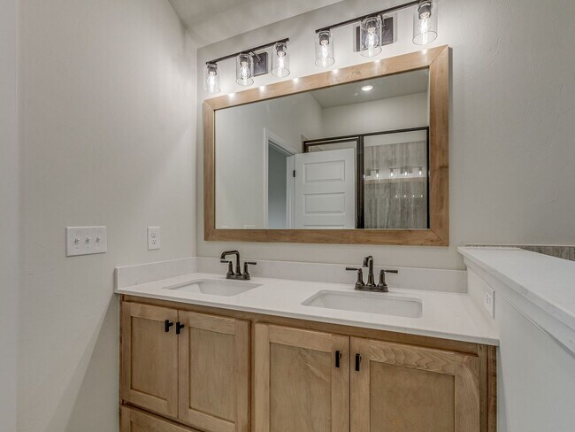 Building Photo - Brand New home In Azalea!