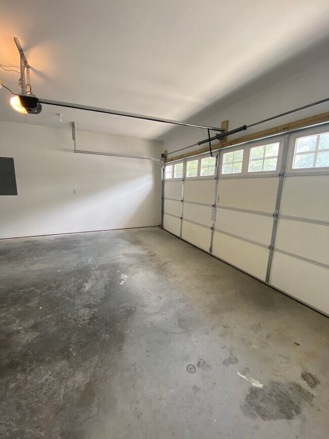 Building Photo - 4 BR, 2 BA, 2 Car Garage | Close to Chattanooga, Volkswagen, FedEx, & Amazon