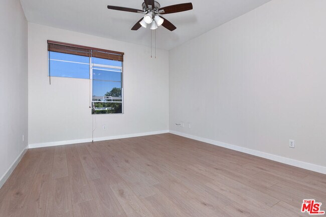 Building Photo - 5350 White Oak Ave