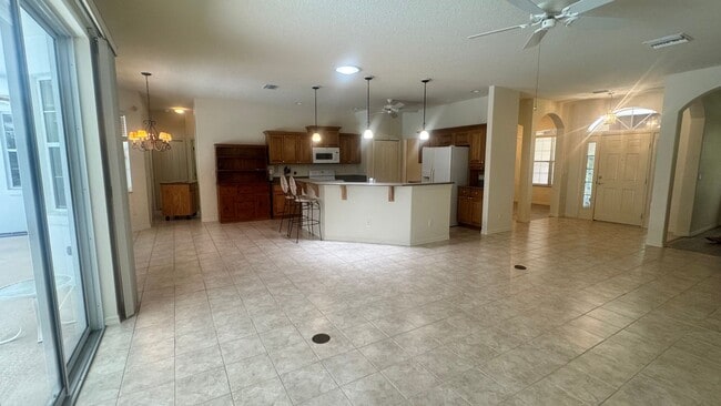 Building Photo - Private screened in POOL HOME!