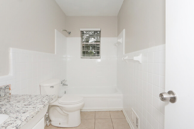 Building Photo - Spacious 4BR 2BA Home!