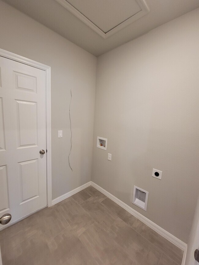 Building Photo - 5265 Sanders Oak Trl