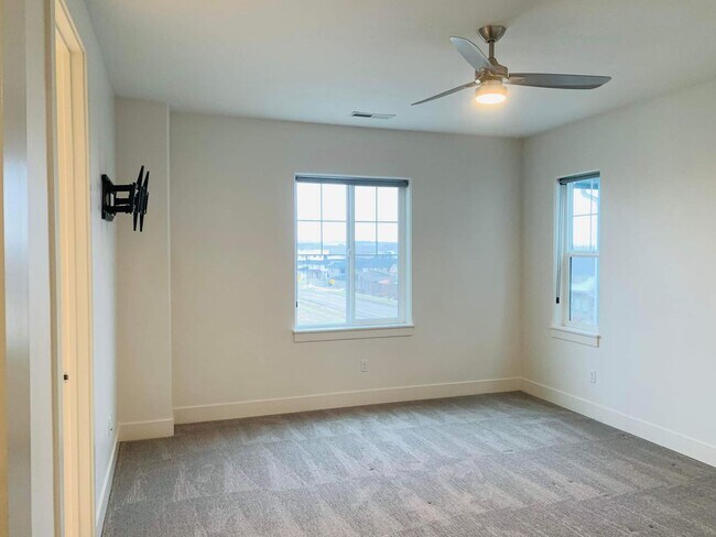 Building Photo - Stunning Home in Harris Ranch with Community Pool!