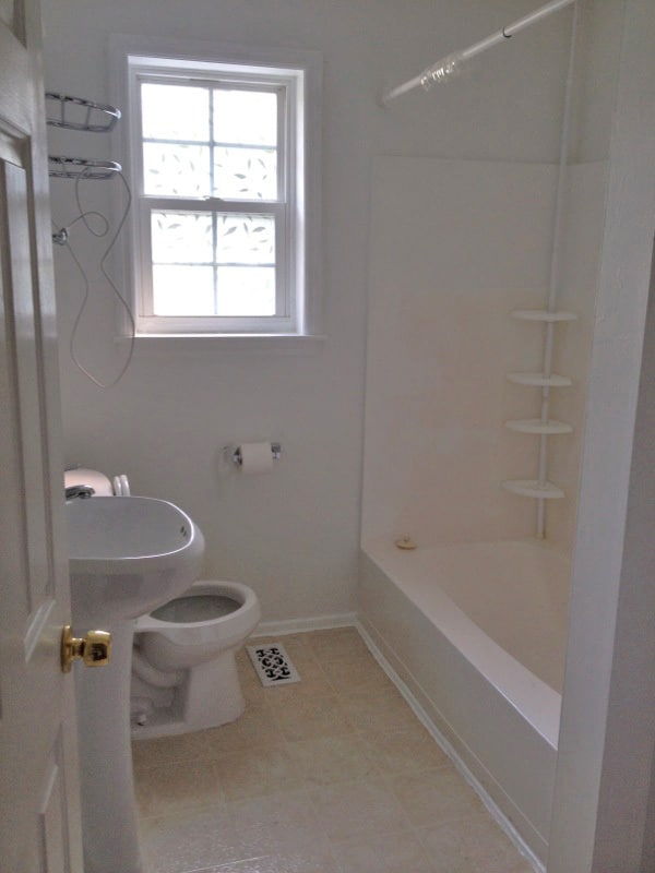 Building Photo - LOVELY 3 BR House! W/D Hookups, HW Floors,...