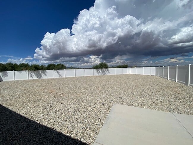 Building Photo - SPACIOUS HOME FOR RENT!