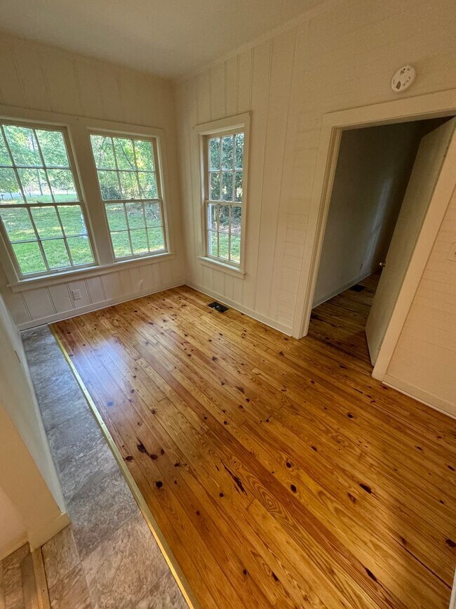 Building Photo - Quiet Forested 2 Bedroom Unit
