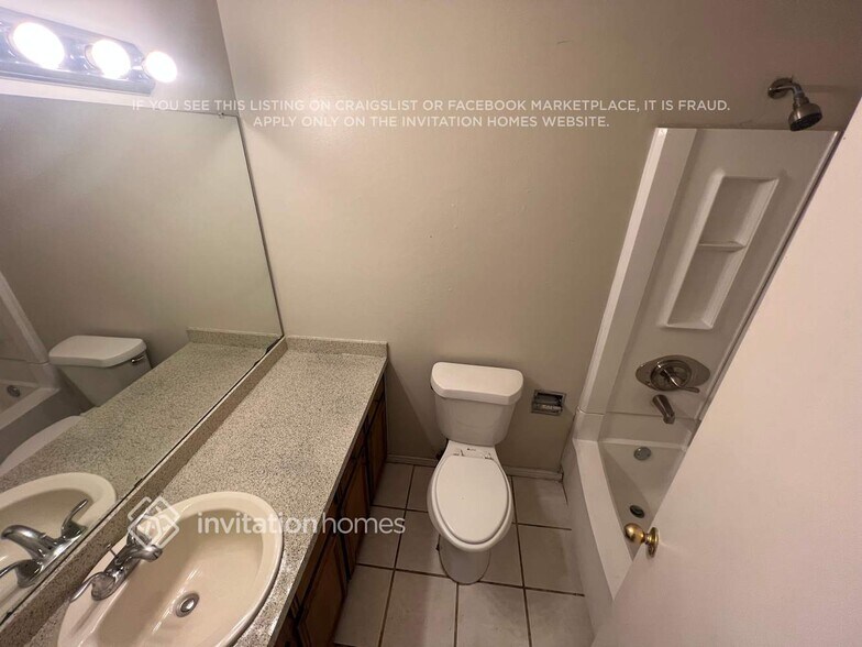Building Photo - 1562 Sunset Village Dr