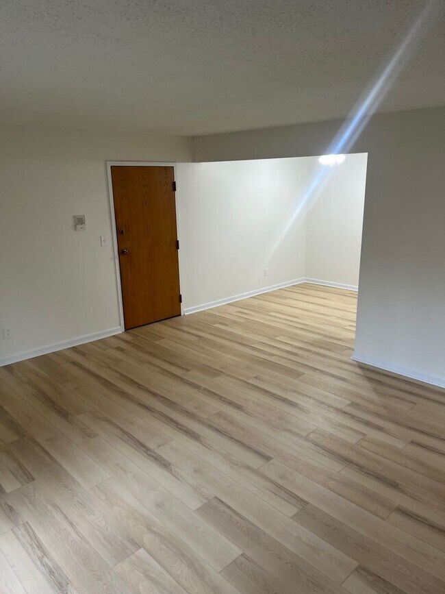 Building Photo - Luxury Two-Bedroom, Stainless Appliances, ...