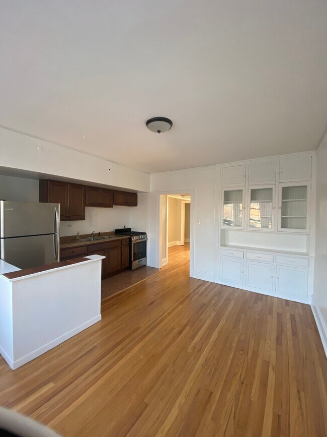 Building Photo - 534 Hinman Ave