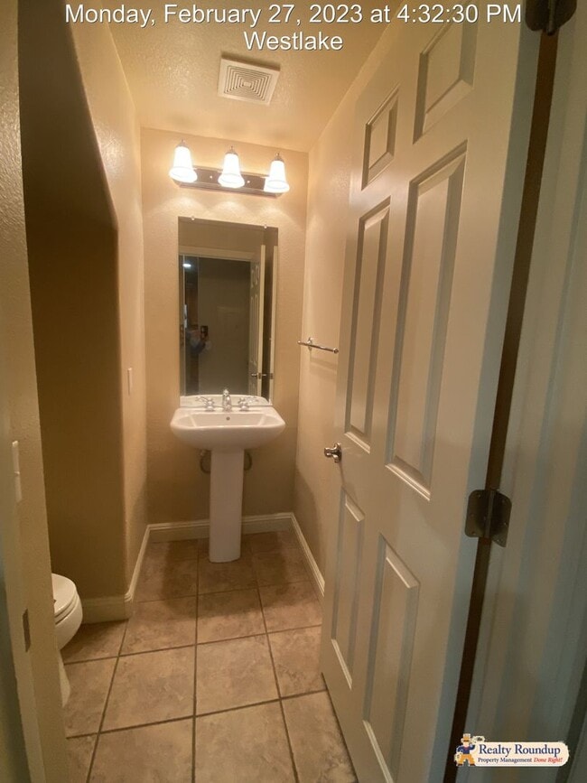 Building Photo - Pristine Condo with New Carpet and Dual Master Suites