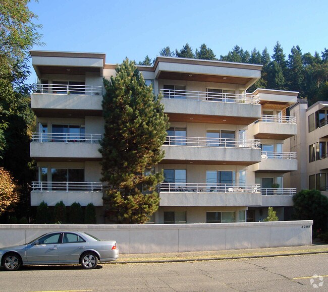 Building Photo - 4208 Beach Dr SW