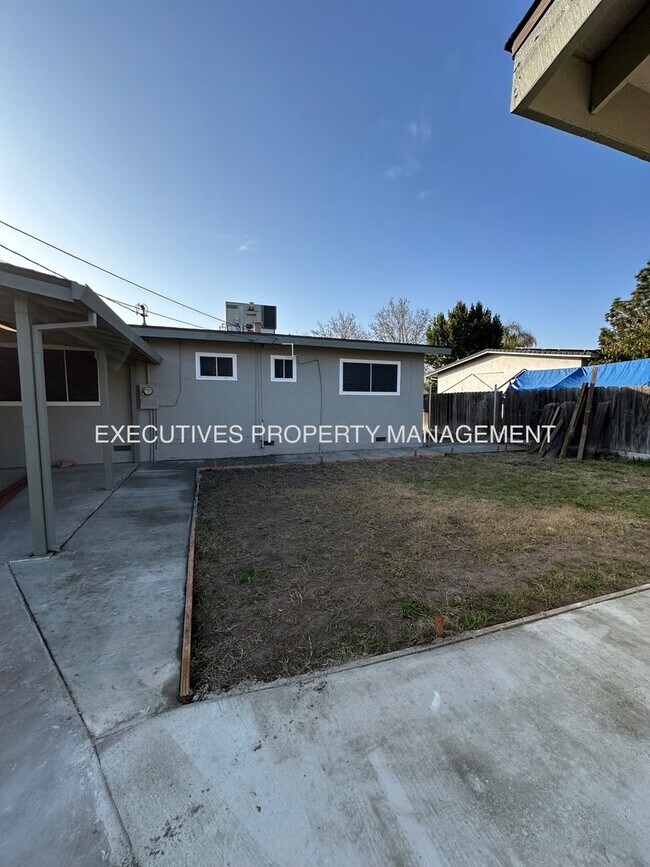 Building Photo - 3220 Dakota St