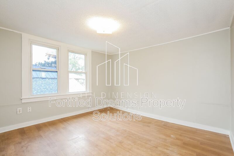 Building Photo - 1652 N Cherry St