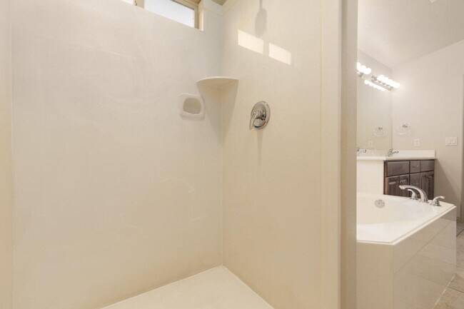 Building Photo - Single family with views and covered patio.