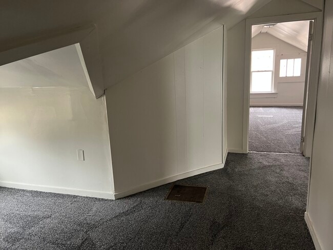 Building Photo - 1023 W Columbia Ter