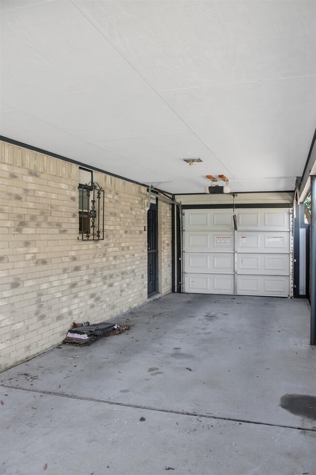 Building Photo - 1405 Reagan Dr