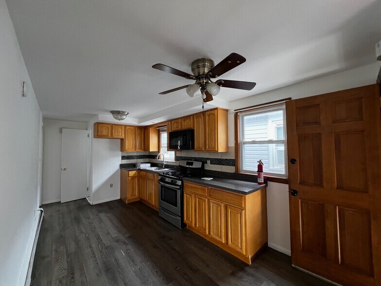 Building Photo - 316 William St