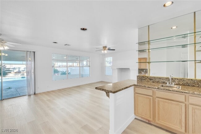 Building Photo - 3986 Windansea St