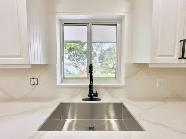 Building Photo - 6811 NW 32nd Ave