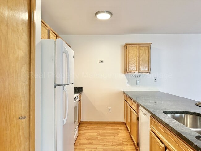 Building Photo - Spacious 2 Bed Condo with Attached Garage