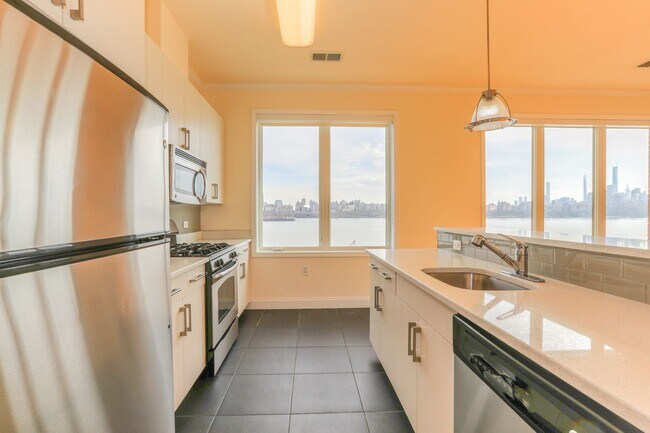 Building Photo - 2/Bedroom 2/Full bath - Panoramic Views - Best Location In Edgewater