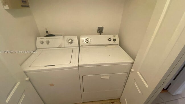 Building Photo - 21240 NE 9th Ct