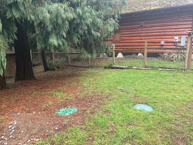 Building Photo - Small Pet Friendly Home  in Clinton!