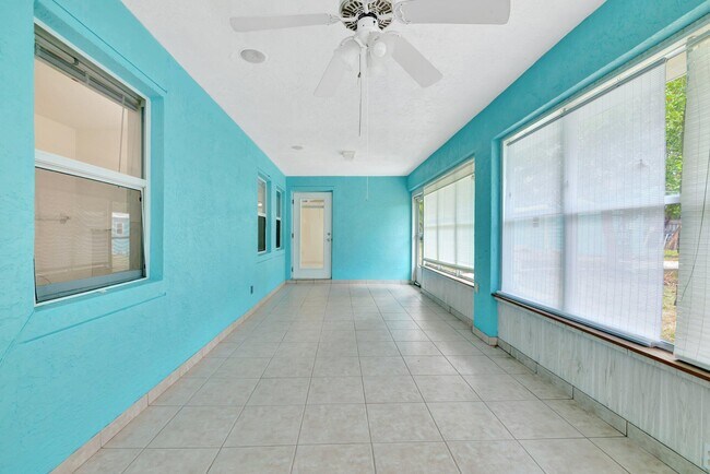 Building Photo - 189 SE Floresta Dr