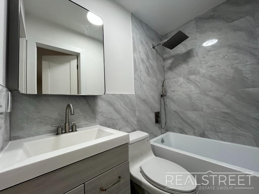 Building Photo - Massive 3BD/3BA Renovated Duplex with Home...
