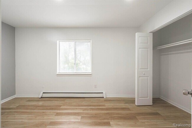 Building Photo - 2475 S Commerce Rd