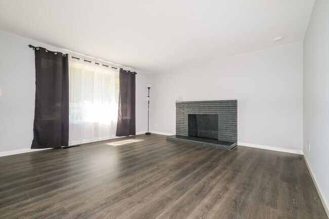 Building Photo - Comfort and Convenience Meet in this 4 Bedroom Burien Home.