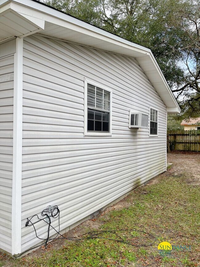 Building Photo - Great 2 Bedroom Unit in Fort Walton Beach