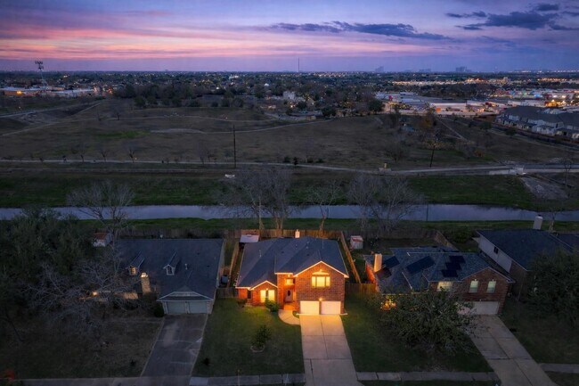 Building Photo - 14914 W Bend Dr