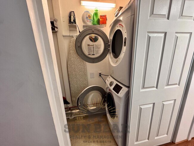 Building Photo - Beautiful furnished 3 bedroom! Great Location!