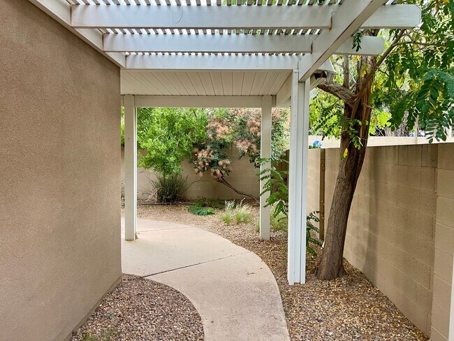 Building Photo - Rio Grande Home