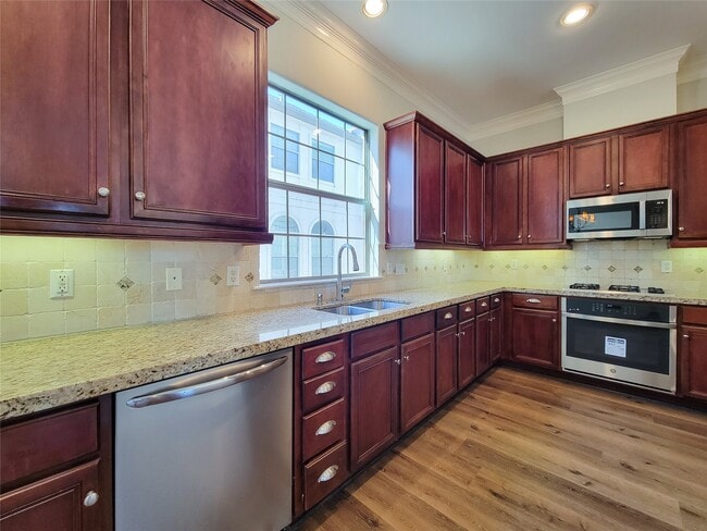 Building Photo - 2416 La Branch St