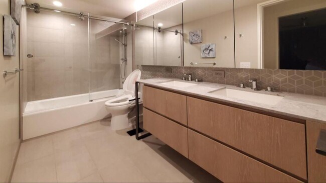 Building Photo - 1000 Auahi St #3913