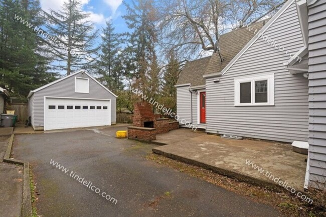 Building Photo - Pet Friendly Cape Cod in Multnomah Village!