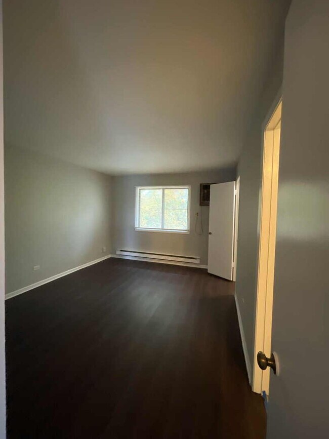 Building Photo - 202 S Waters Edge Dr