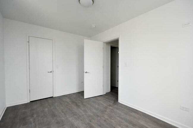 Building Photo - 940 W Winona St