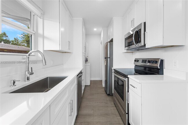 Building Photo - 831 NE 40th St
