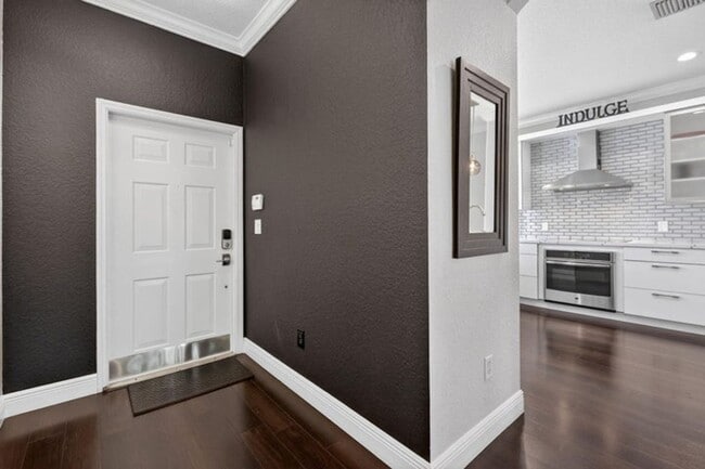 Building Photo - 203 E Thatch Palm Cir