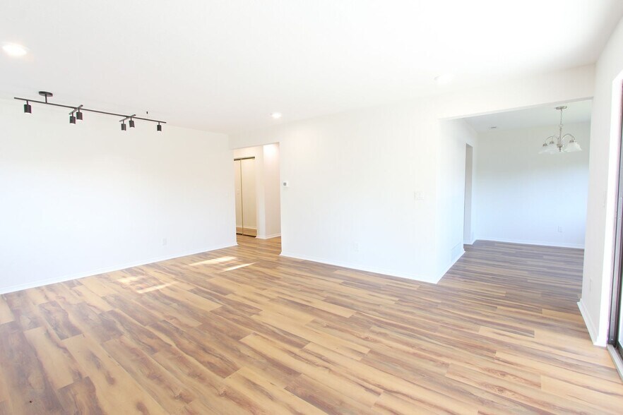 Building Photo - 600 Manhattan Dr