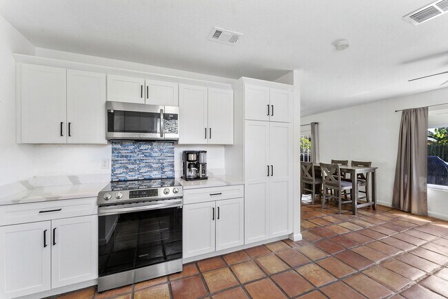 Building Photo - 1974 SE Tiffany Ave