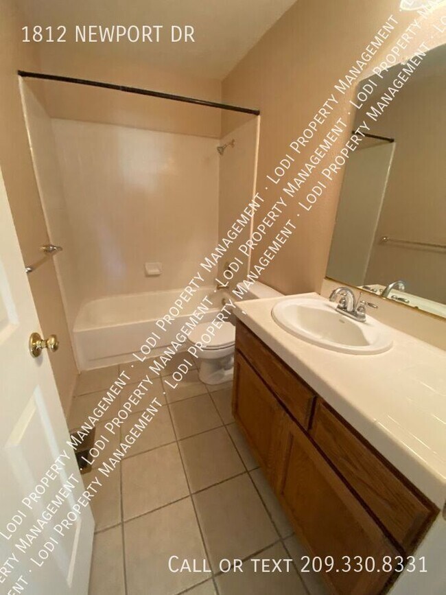 Building Photo - 1812 Newport Dr