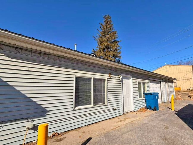 Building Photo - 2254 S Riverside Dr