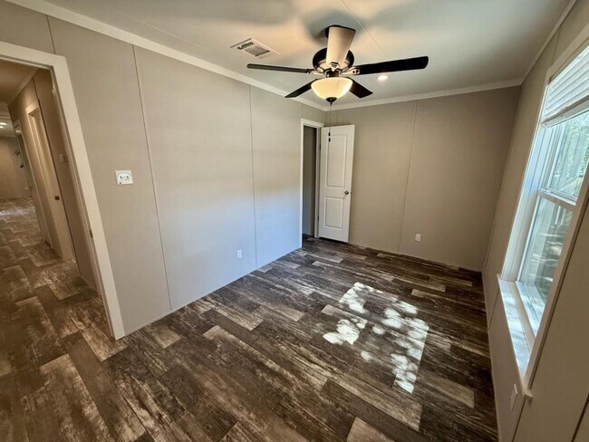 Building Photo - 1808 Sheila Dr